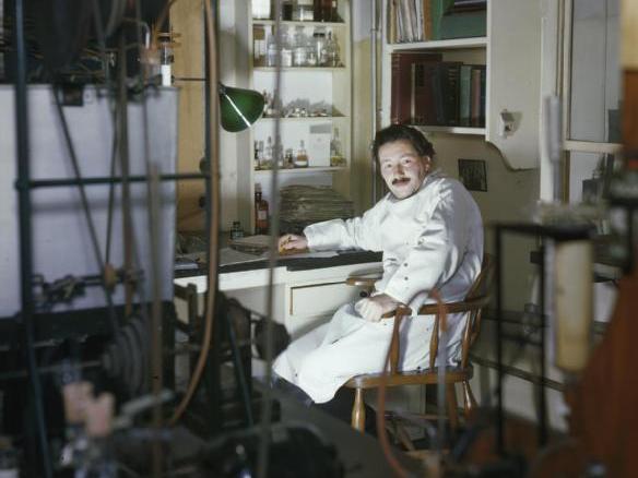 ernst chain in his laboratory